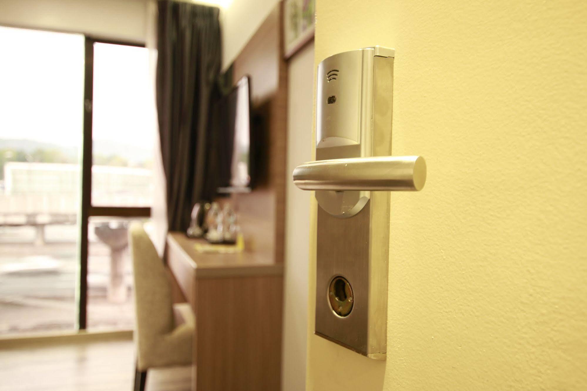 Hotel 99 Pusat Bandar Puchong Kültér fotó